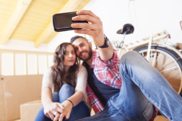Schönes junges Paar macht nach Umzug ein Selfie - Foto, Bild