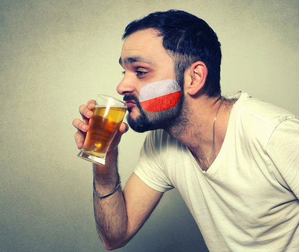 vicces szakállas sört iszik sport rajongó - Fotó, kép