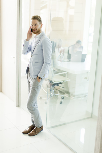 Man on the phone in the office - Fotoğraf, Görsel