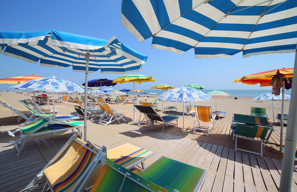 відтінок парасольок на пляжі туристичного села за
 - Фото, зображення