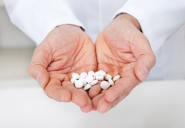 Médico sosteniendo unas pastillas en las manos
 - Foto, imagen