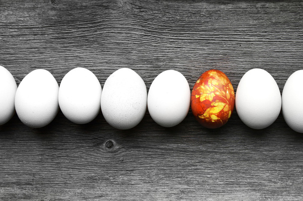 barevné Velikonoce vejce na vinobraní země desky - Fotografie, Obrázek