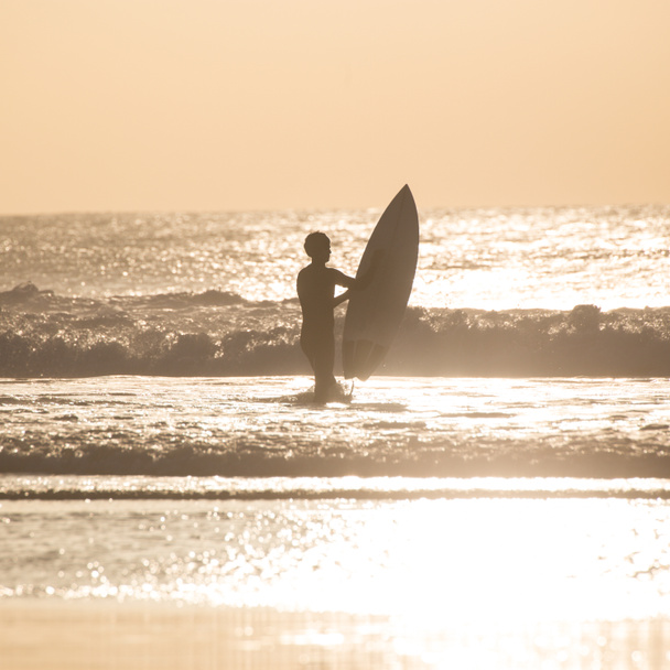 Sörfçü surfboard ile sahilde. - Fotoğraf, Görsel