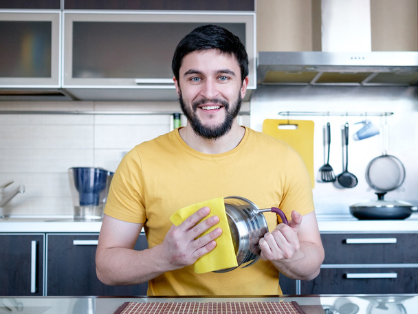 Bearded man in the kitchen - Foto, Imagen