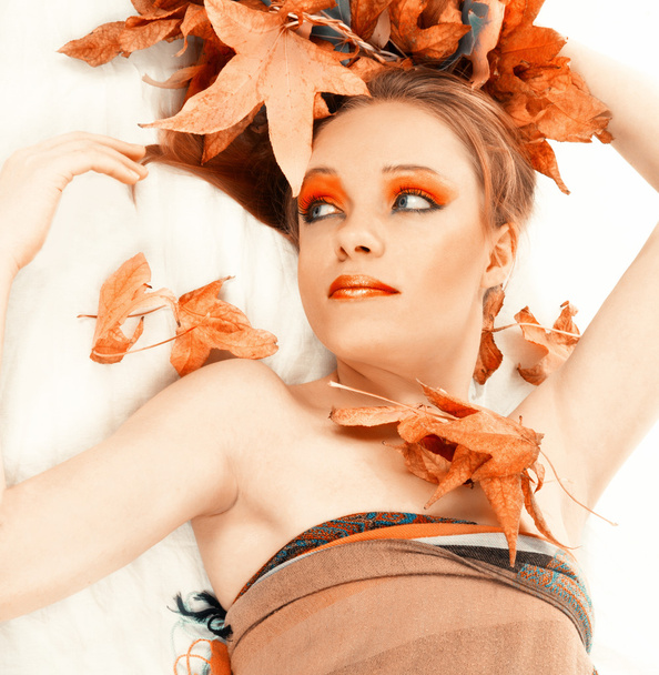 mooi blond meisje met herfst look - Foto, afbeelding