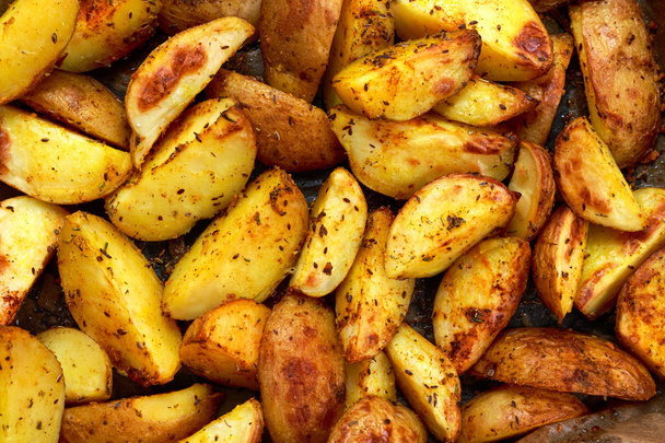 Patatas asadas al horno, con romero y especias. Listo para comer
. - Foto, imagen