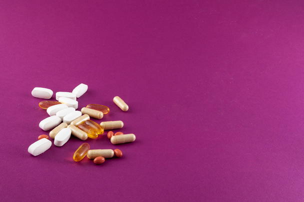 Varias píldoras de suplemento
 - Foto, imagen