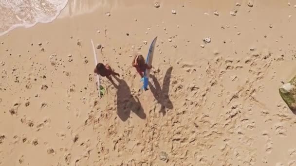 Surf niñas caminando aéreo
 - Imágenes, Vídeo