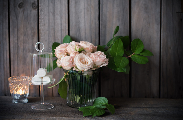 Κομψό εκλεκτής ποιότητας Γάμος διακόσμηση τραπεζιού με τριαντάφυλλα και κεριά - Φωτογραφία, εικόνα