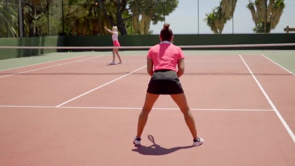 koleżanki, grać w tenisa - Materiał filmowy, wideo