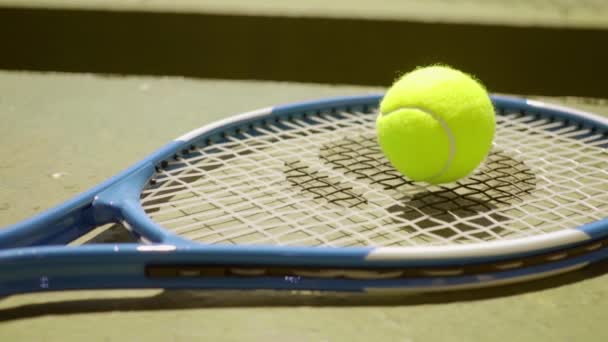 Tenisz felszerelések földön - Felvétel, videó