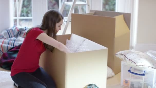 couple unpacking boxes - Imágenes, Vídeo