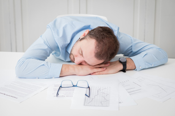 Unavený podnikatel spí na kancelářský stůl  - Fotografie, Obrázek