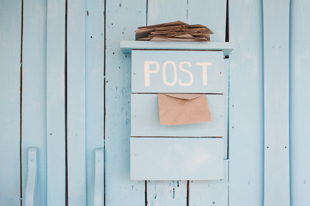buzón con letras en estilo vintage sobre fondo azul madera
 - Foto, Imagen