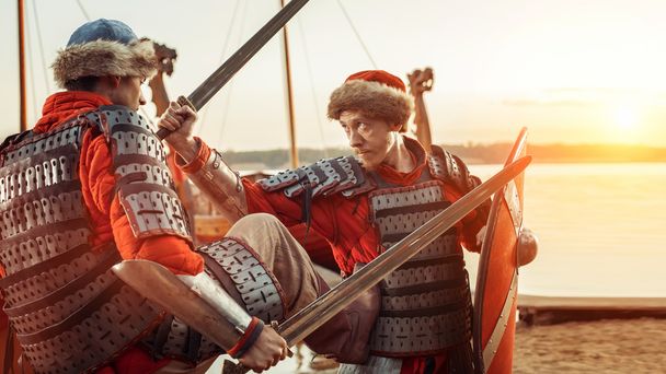 Savaş kılıç ve kalkanlar ile iki ortaçağ şövalyeler. Savaş gemisi  - Fotoğraf, Görsel