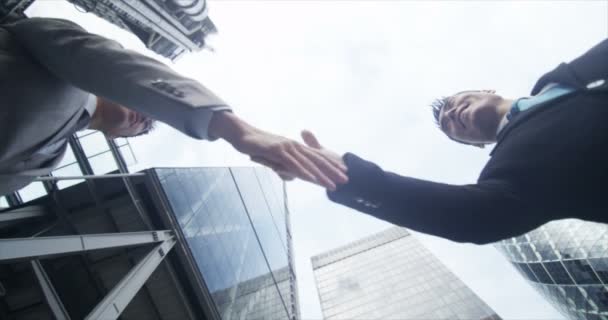 üzletemberek összetalálkoznak és kezet - Felvétel, videó
