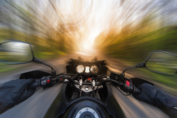Mãos no volante enquanto conduz uma moto à velocidade
. - Foto, Imagem