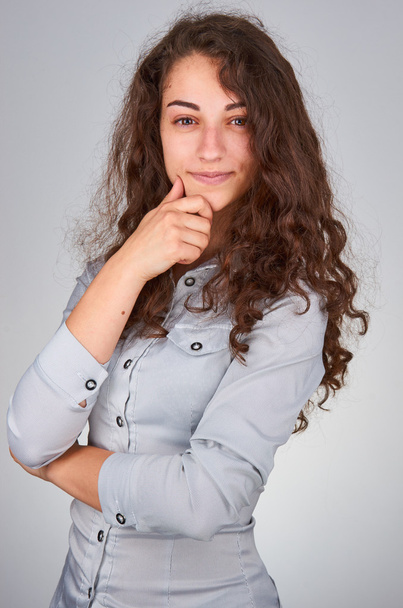 Fiatal lány göndör barna szem  - Fotó, kép