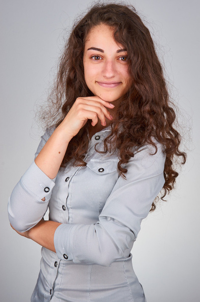 Молодая кудрявая девушка с карими глазами
  - Фото, изображение