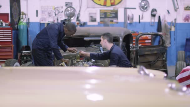  mecánicos de mantenimiento de motores de automóviles
 - Metraje, vídeo