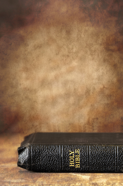 Biblia con Grunge Stone Fondo
 - Foto, imagen