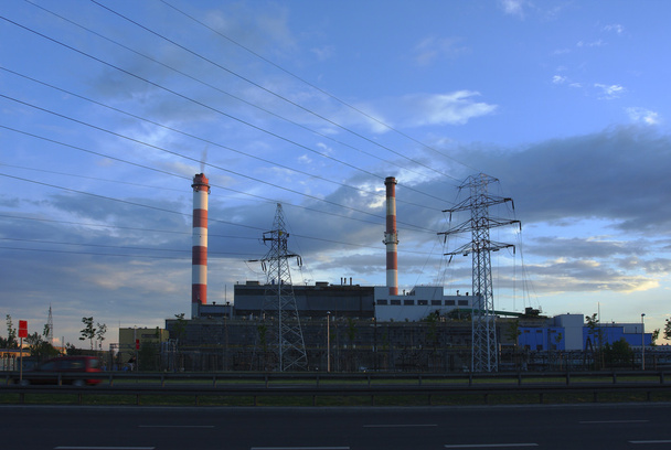 Промышленная электростанция с дымовой трубой - Фото, изображение