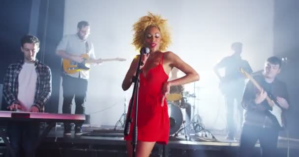  singer performing with band - Filmagem, Vídeo