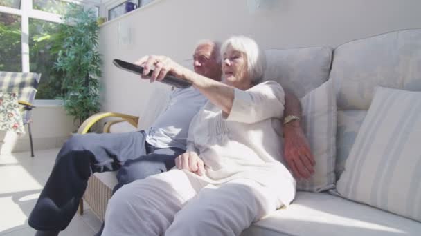 senior couple watching tv  - Video, Çekim