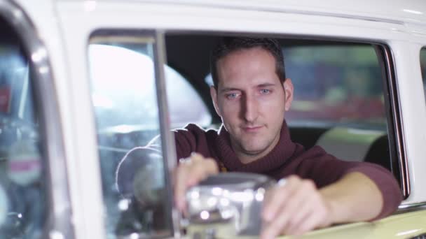 man sitting in classic car - Footage, Video