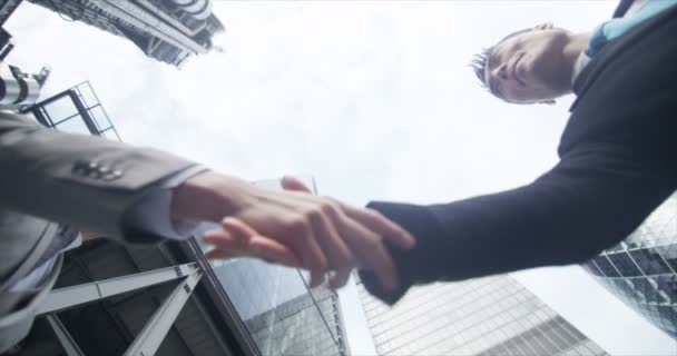 Empresarios se encuentran y se dan la mano
 - Metraje, vídeo