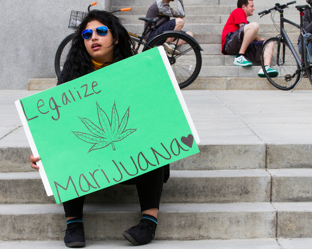Boise, Idaho/USA-május 7, 2016: nő büszke támogatást hogy marijauan jogi a Global marihuána március Boise, Idaho - Fotó, kép