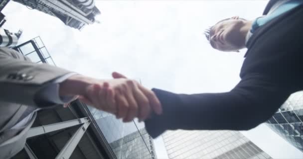 Geschäftsleute treffen sich und schütteln Hände - Filmmaterial, Video