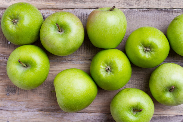 Groene appels op hout - Foto, afbeelding