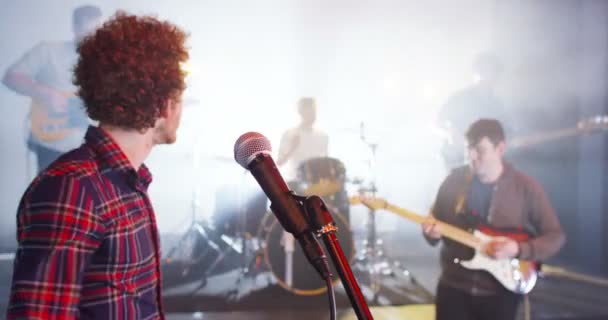 singer performing with band - Filmagem, Vídeo