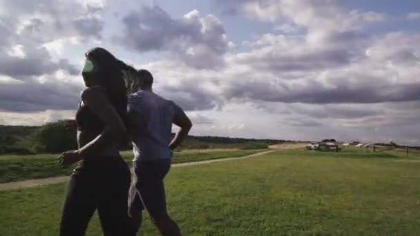 Hombre y mujer corriendo en el parque - Imágenes, Vídeo