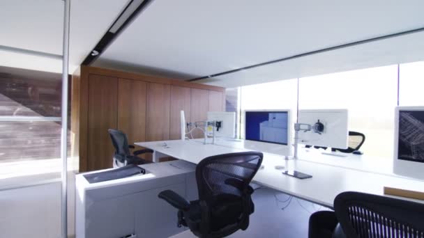 Innenraum eines leerstehenden modernen Bürogebäudes - Filmmaterial, Video