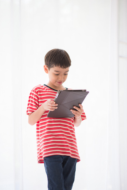 Küçük çocuk evde tablet oynarken  - Fotoğraf, Görsel