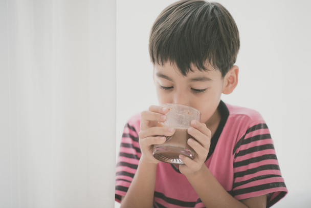 Küçük çocuk süt vintage renk stili içme - Fotoğraf, Görsel
