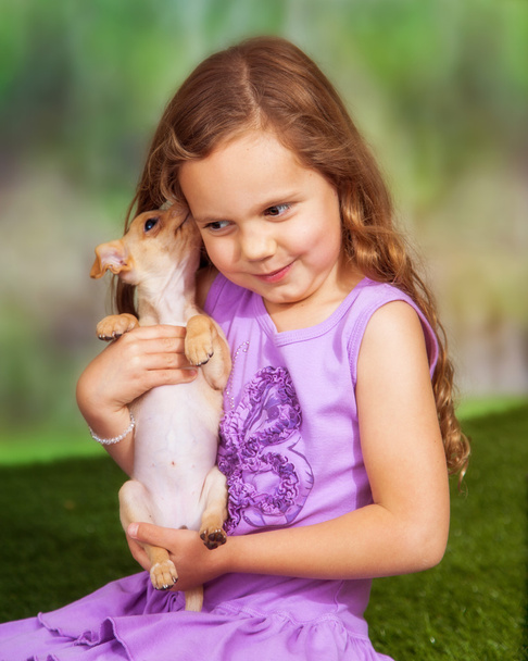 Schattig klein meisje, zittend op het gras - Foto, afbeelding
