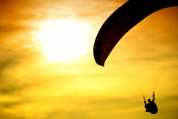 Paraşüt Sunset'teki silüeti  - Fotoğraf, Görsel