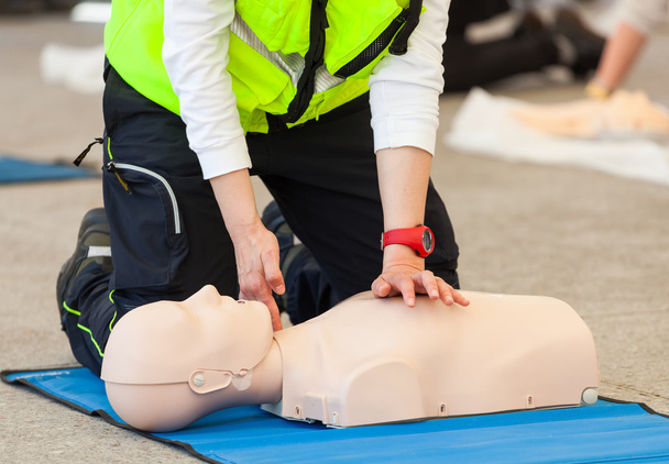 Szkolenie CPR z manekinem - Zdjęcie, obraz