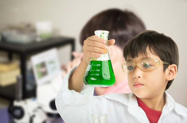 Mały chłopiec nauki w chemecal w nauka w klasie - Zdjęcie, obraz