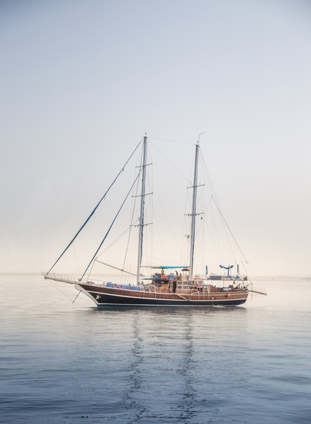 Barca a vela in legno nel mare letto
 - Foto, immagini