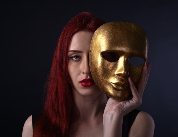 Zrzavá Kráska s karnevalovou masku - Fotografie, Obrázek