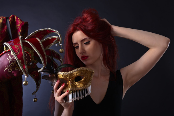 Mooie roodharige vrouw met carnaval masker - Foto, afbeelding