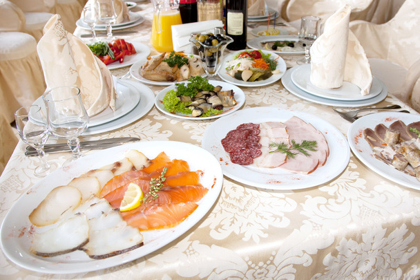 Comida en la mesa del banquete
 - Foto, Imagen