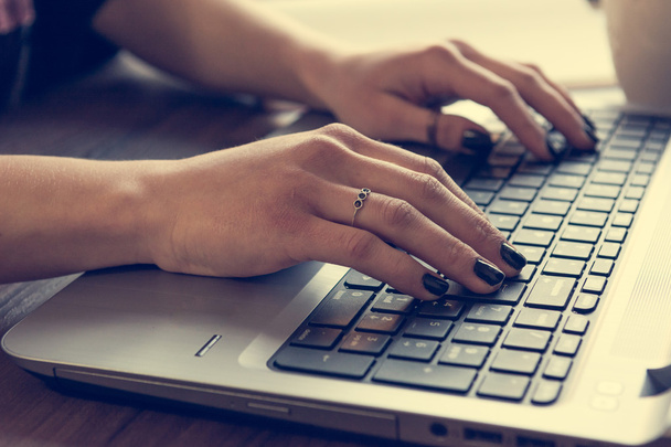 Widok z boku womans rąk pisania na laptopa. - Zdjęcie, obraz