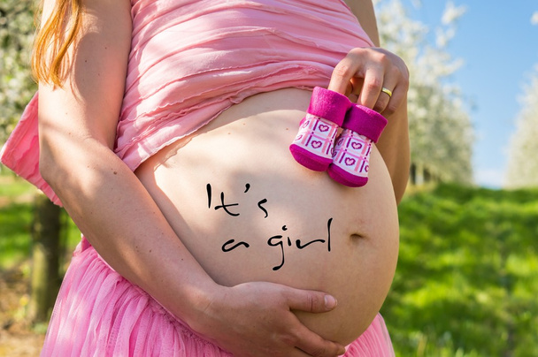 Břicho Těhotné dívky v rozkvetlé zahradě ovoce - Fotografie, Obrázek