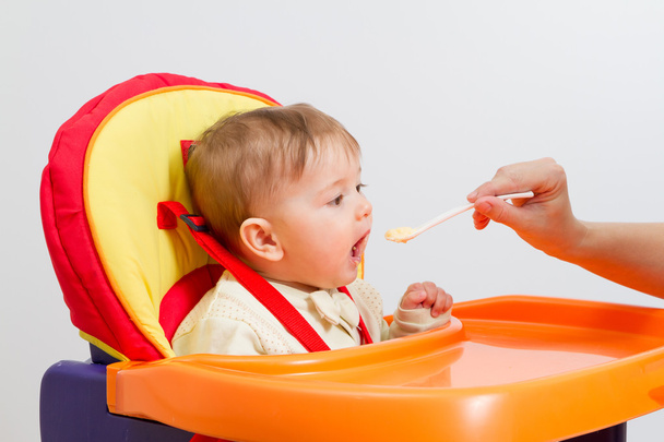 bébé garçon manger avec cuillère à la maison
 - Photo, image