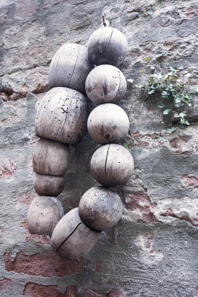 viejas cuentas de madera en una pared de piedra
 - Foto, imagen